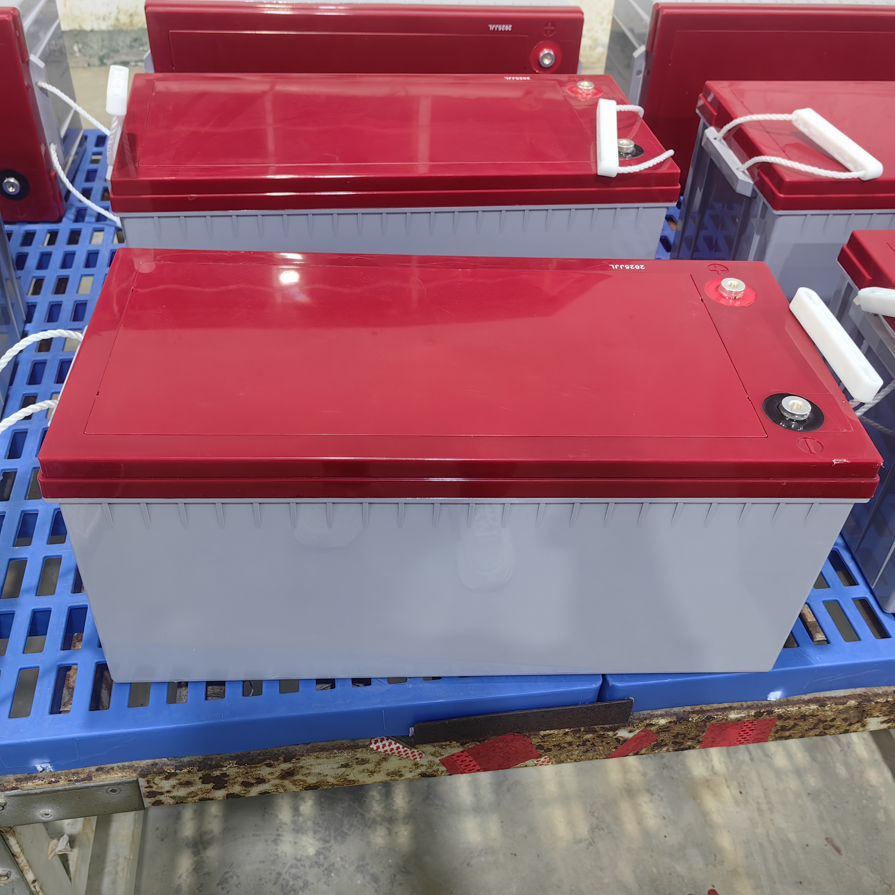 Гелевая аккумуляторная батарея емкостью 12 В, 200 Ач представляет собой идеальное сочетание высокопроизводительных и долговечных аккумуляторов.